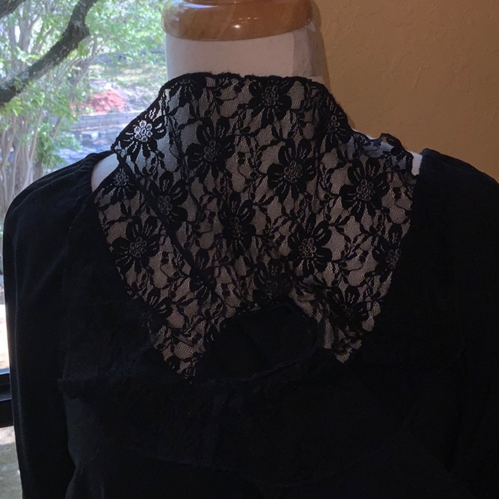 Xhilaration top w lace